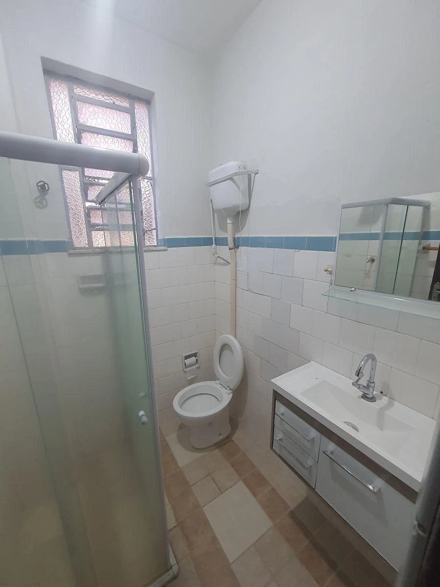 1-bedroom apartment with a glass shower enclosure — photo 5