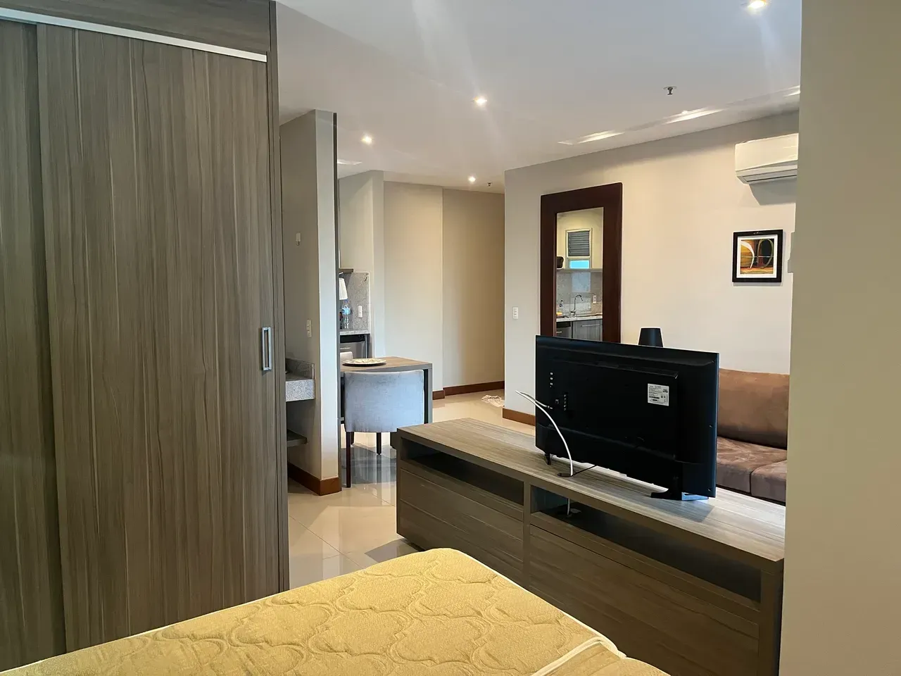 Furnished 1-bedroom apartment with open-plan kitchen — photo 8