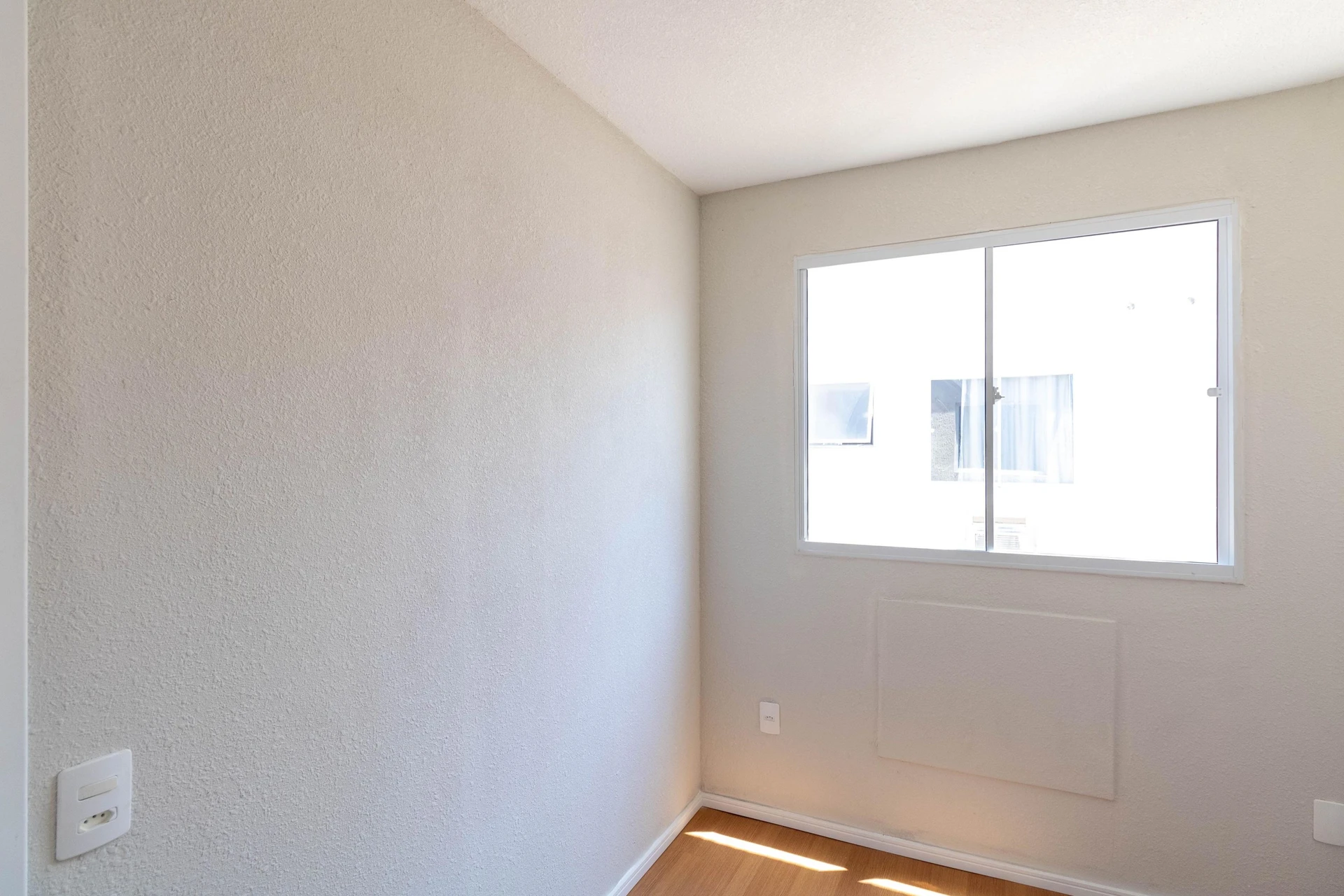 Glass-enclosed balcony in a 2-bedroom apartment, 44 m² — photo 13