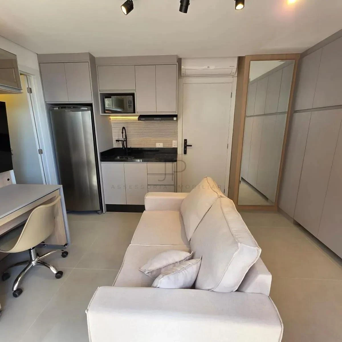 Glass-enclosed balcony in a one-bedroom apartment, 26 m² — photo 2