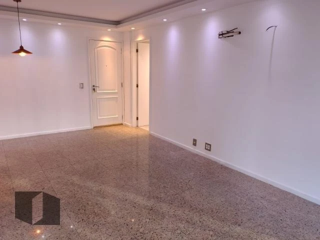 Glass-enclosed balcony in a 4-bedroom apartment, 143 m² — photo 7