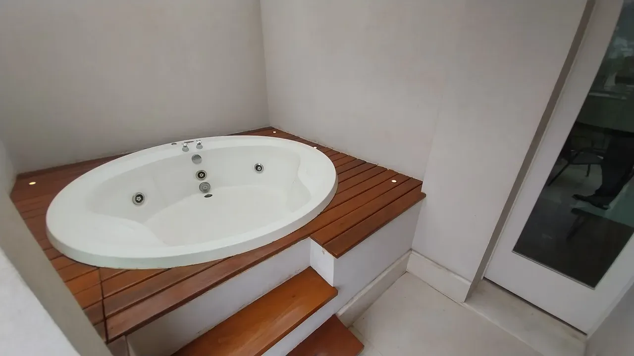 Furnished 1-bedroom apartment with 2 bathrooms — photo 23