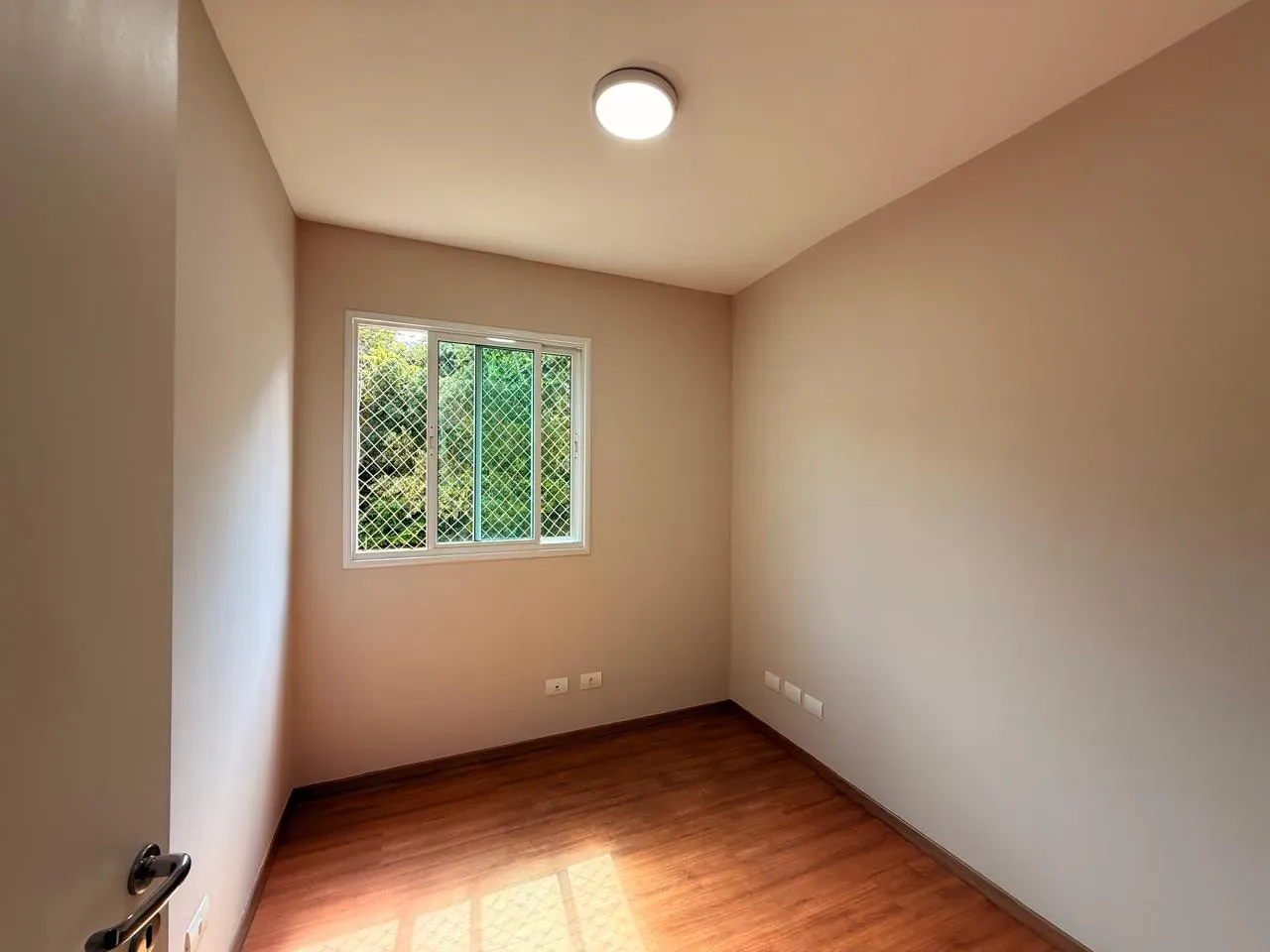 Apartment on the 4th floor with wood or laminate floors — photo 14