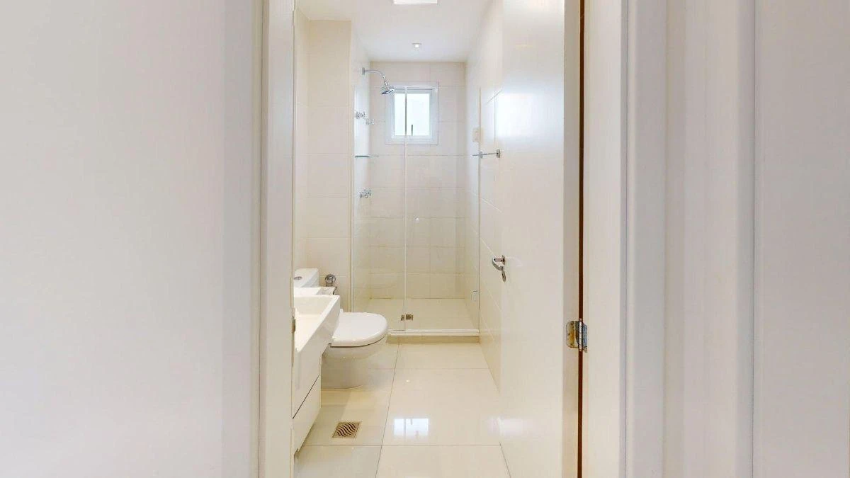 Furnished apartment, 95 m², with a glass-enclosed balcony — photo 9