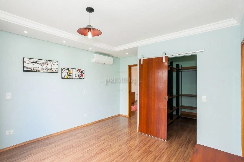 4-bedroom house with a walk-in closet in Curitiba — photo 37