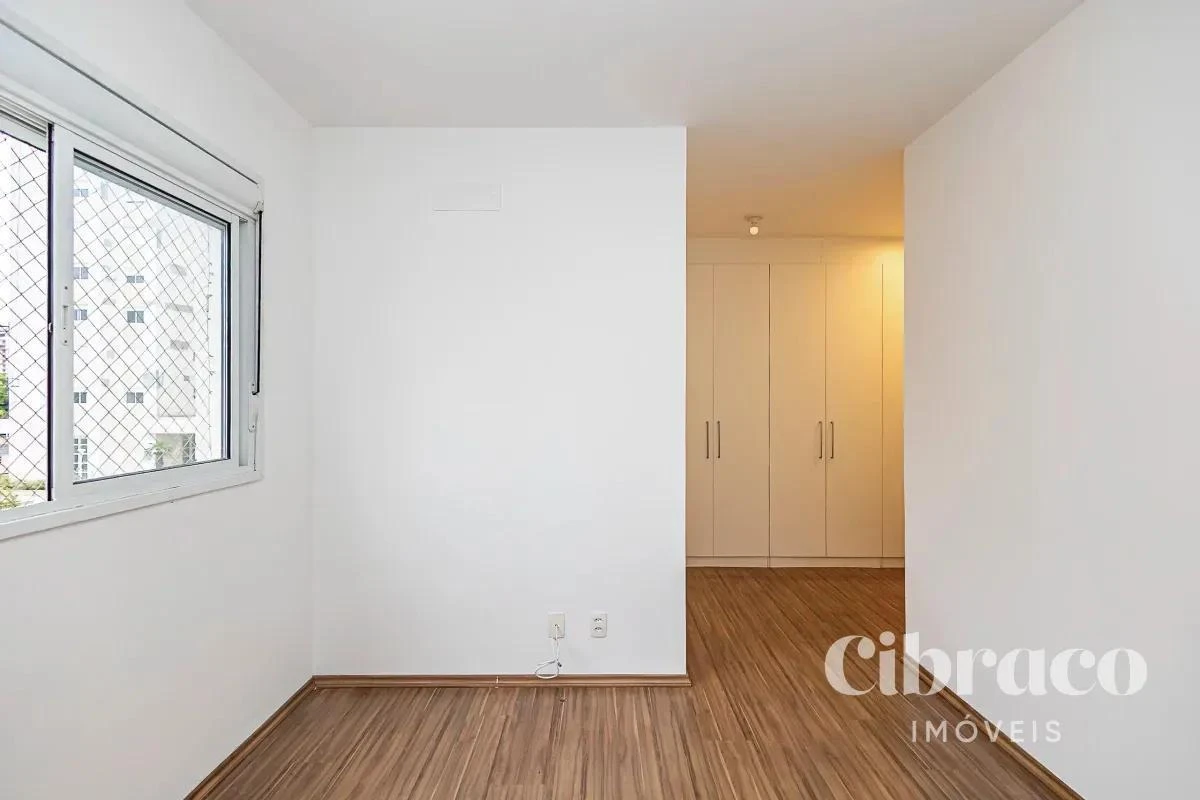 Balcony with a grill in a 4-bedroom apartment, 131 m² — photo 2