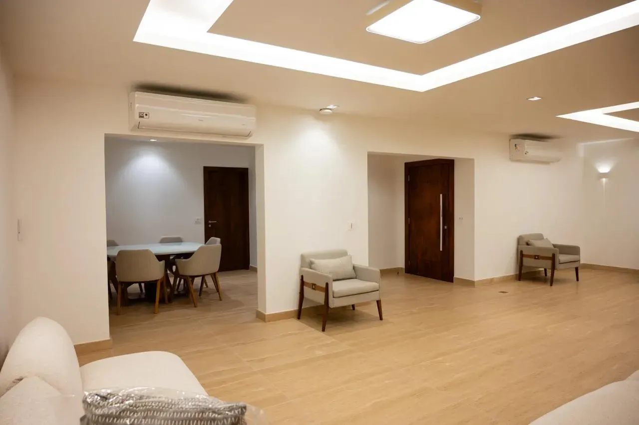 5-bedroom apartment, 1 with its own bathroom, 218 m²