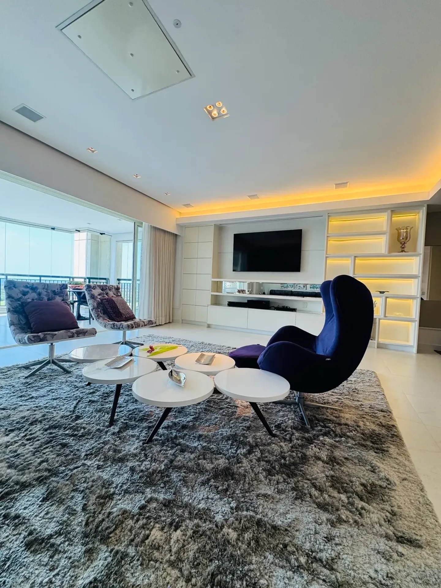 Furnished apartment, 295 m², with floor-to-ceiling windows — photo 5