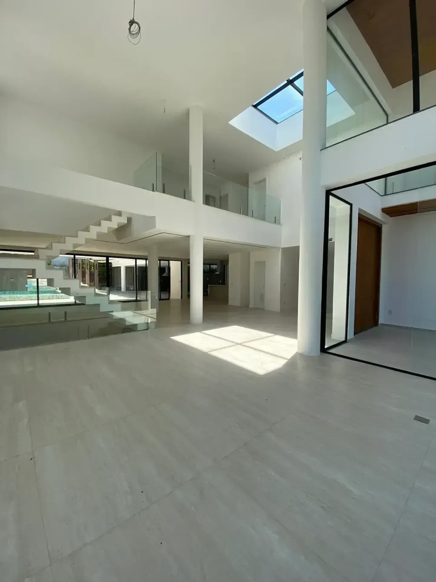 Unfurnished house with 5 bedrooms and 5 bathrooms — photo 2