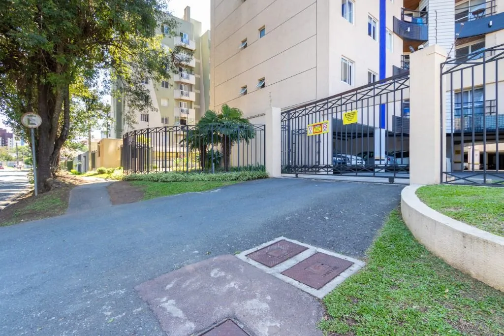 Balcony with a grill in a 2-bedroom apartment, 59 m² — photo 31
