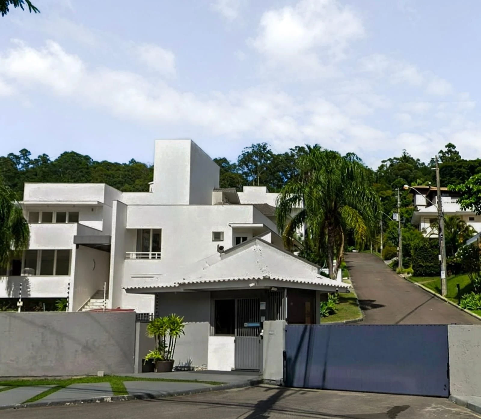 4-bedroom house with a mountain view in Florianópolis — photo 46