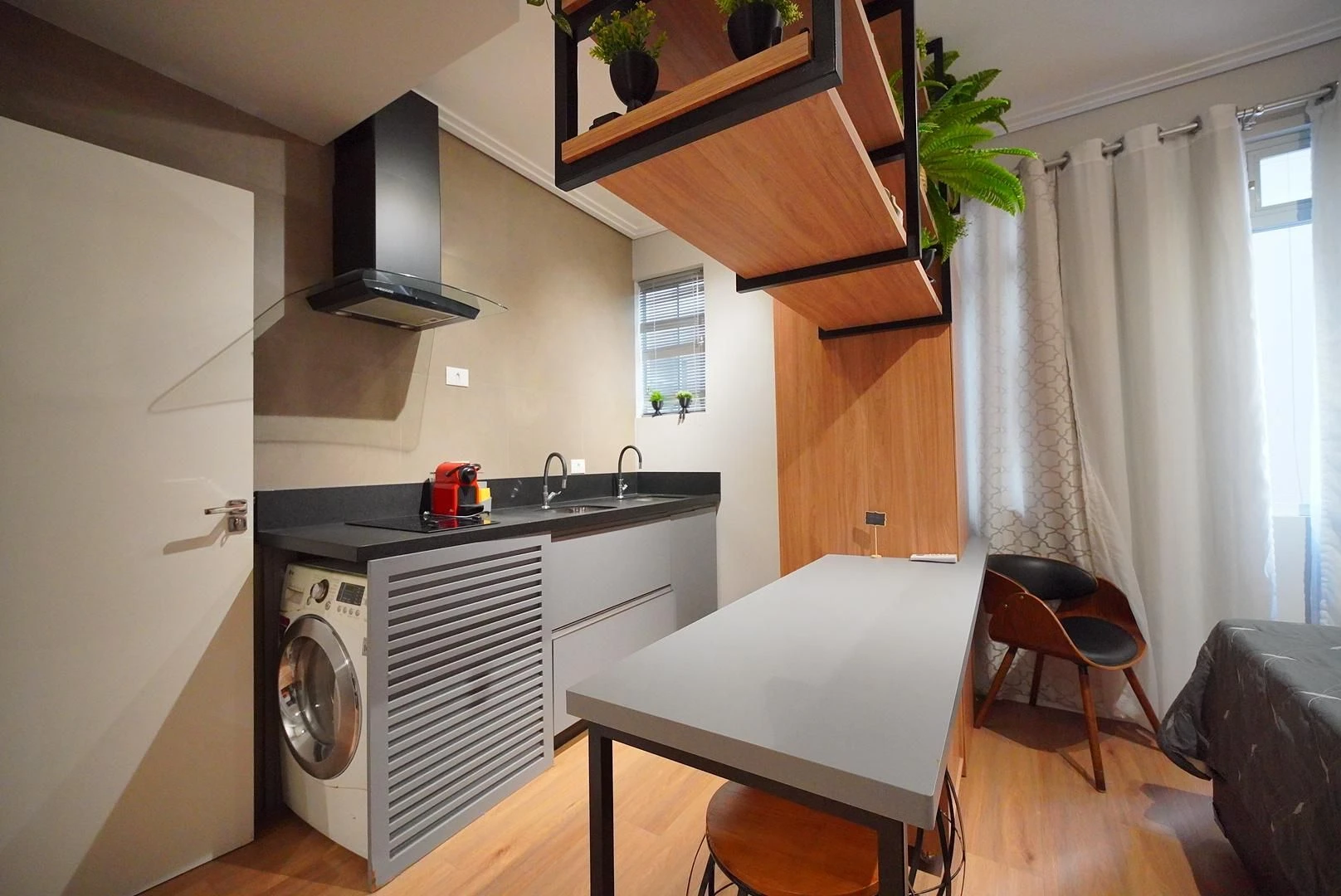 Apartamento mobiliado com cozinha americana e 1 quarto