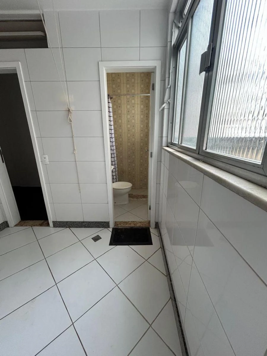 4-bedroom apartment with a walk-in closet — photo 25