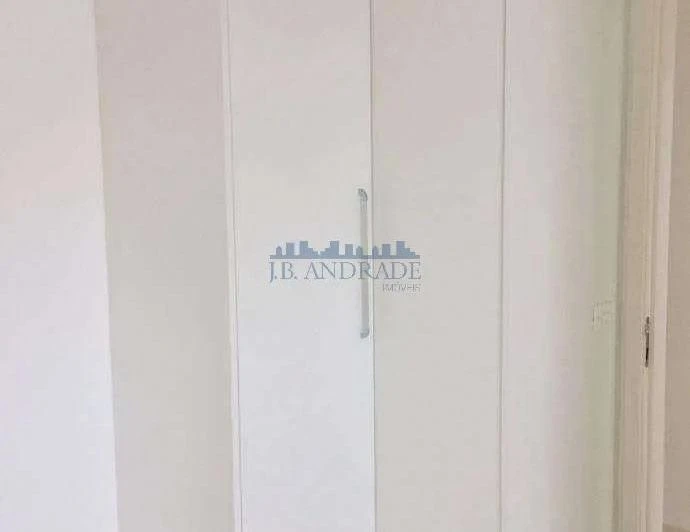 Apartment with glass shower and electric showerhead — photo 2