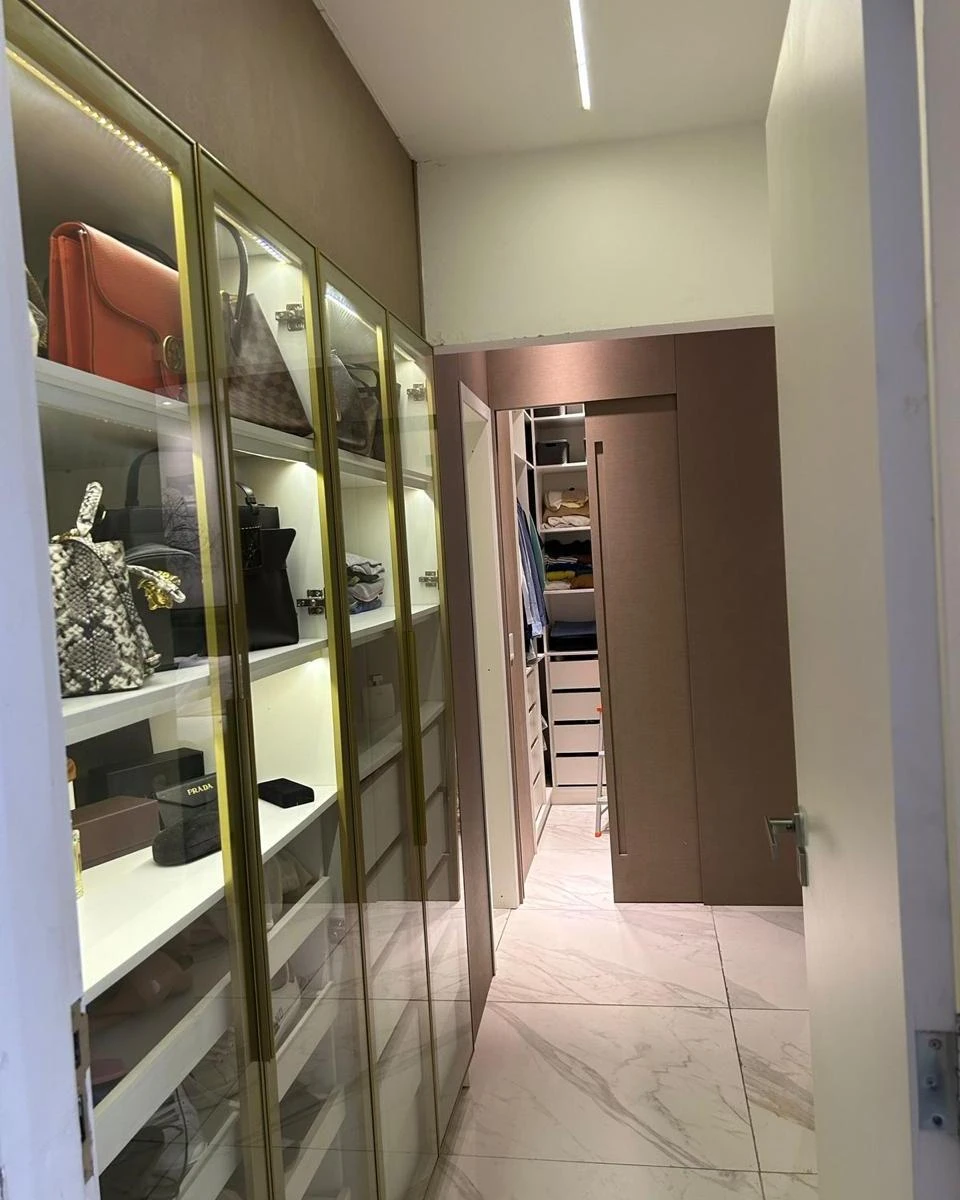 Furnished 250 m² apartment with 3 en-suite bedrooms — photo 8