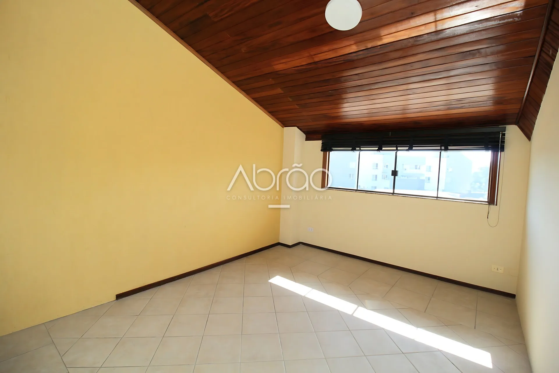 Commercial house with 5 bedrooms and 528 m², integrated kitchen — photo 22