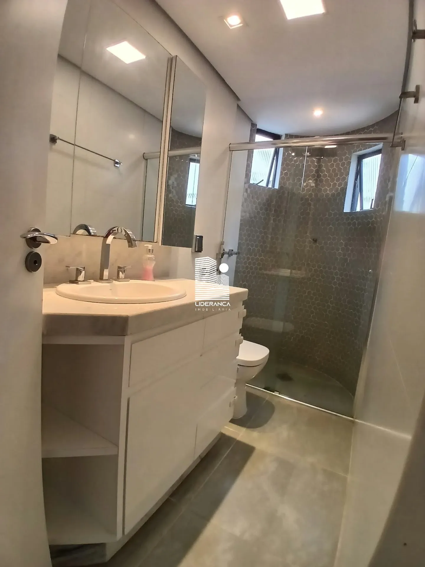 Apartamento com piso de madeira ou laminado, Centro — photo 32