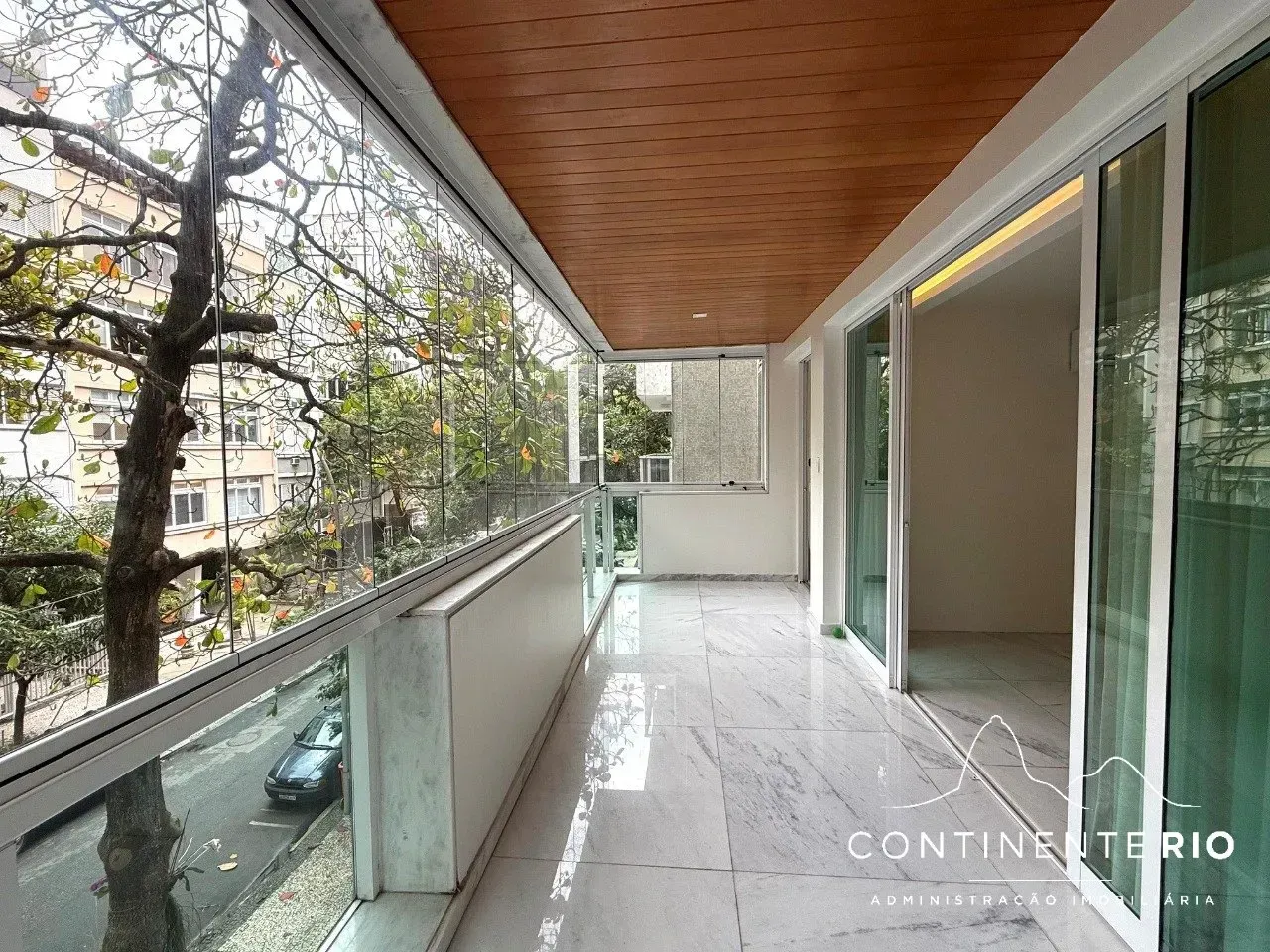 3-bedroom apartment with 4 bathrooms and a glass balcony — photo 14