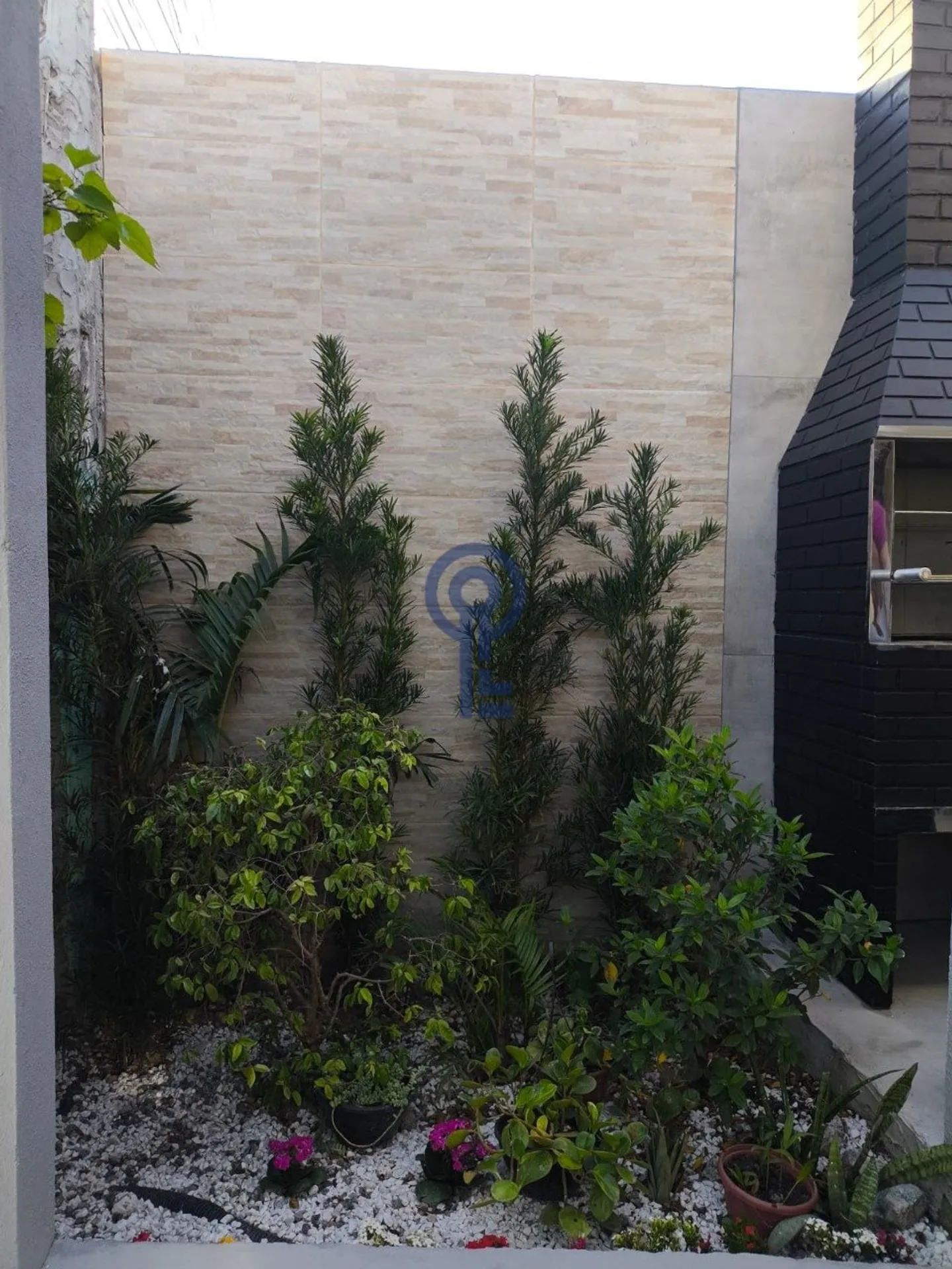 Furnished 2-bedroom house with private garden — photo 7