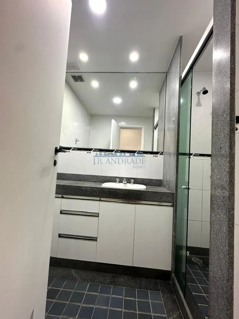 Glass-enclosed balcony in a 4-bedroom apartment, 197 m² — photo 12