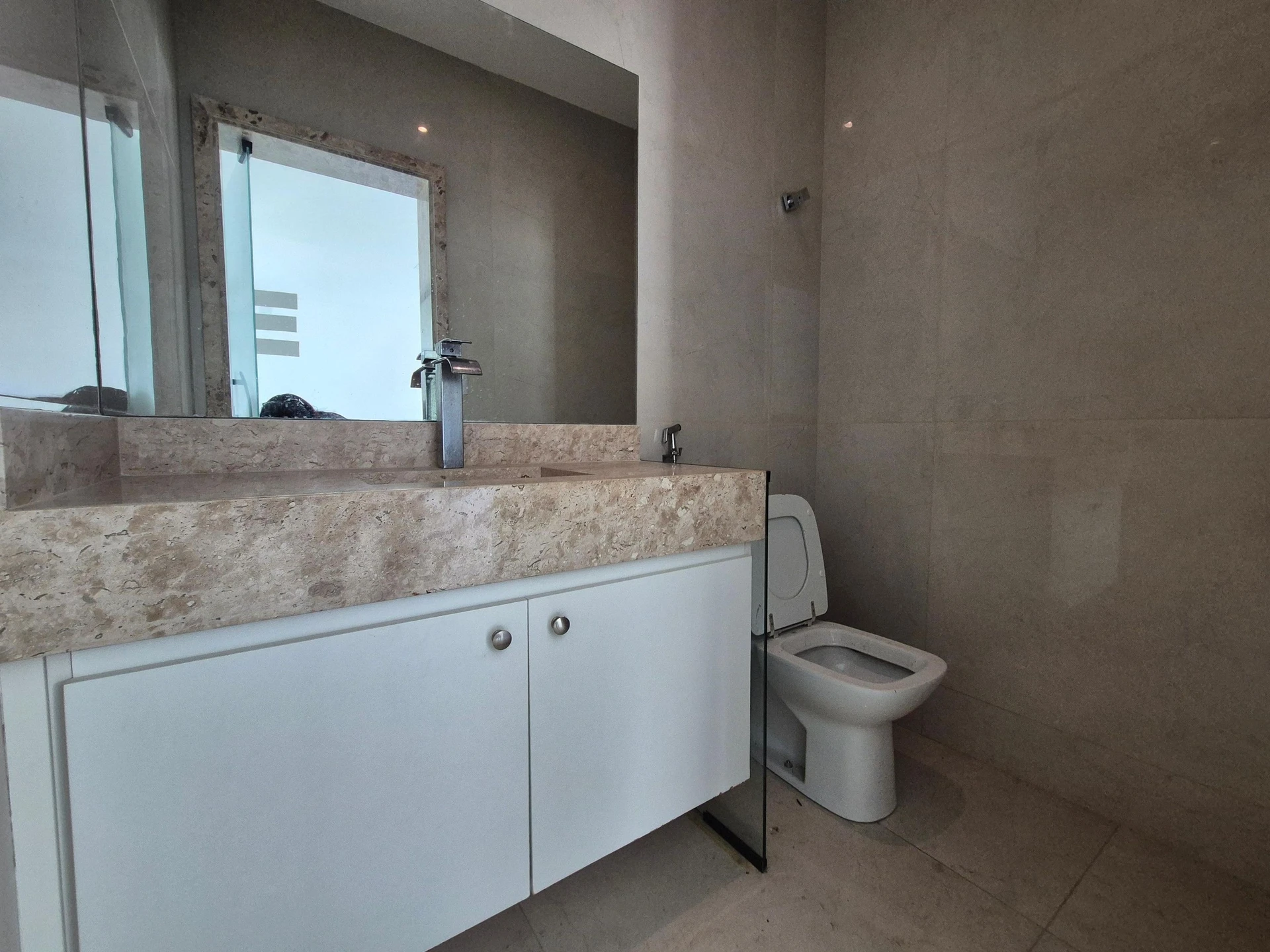 4-bedroom house with a glass-enclosed balcony — photo 25
