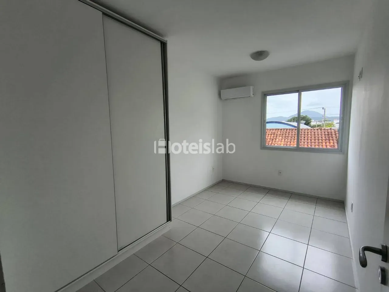 One-bedroom apartment in a building with a gym — photo 7