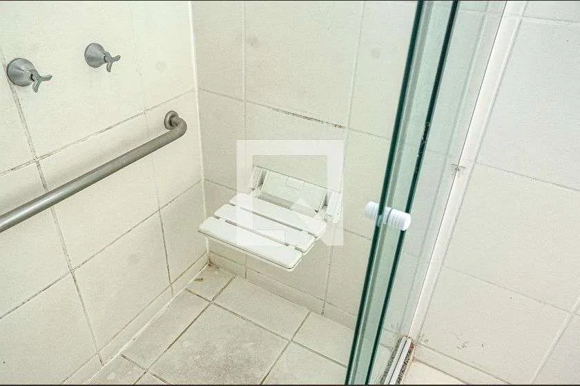 Furnished 1-bedroom apartment with 42 m² and parking — photo 17