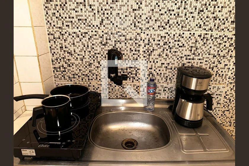 Furnished 1-bedroom apartment with a compact kitchen — photo 12