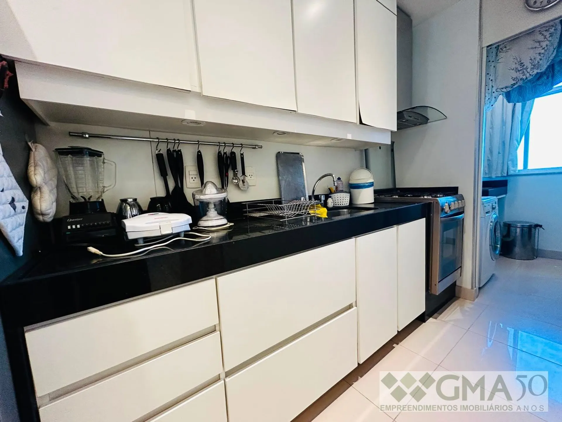 Furnished 1-bedroom apartment with open-plan kitchen — photo 32