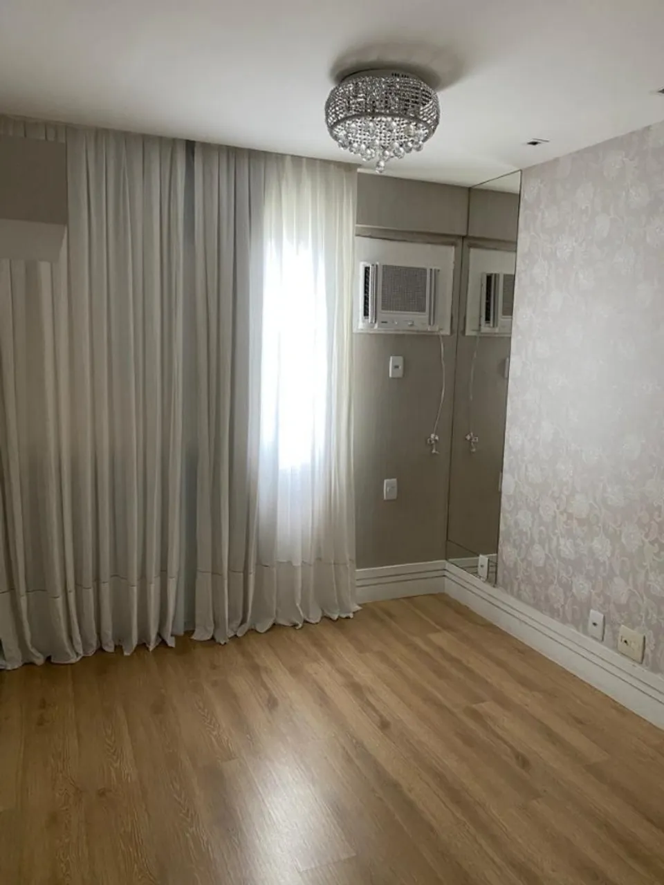 Glass-enclosed balcony in a 3-bedroom apartment, 177 m² — photo 3