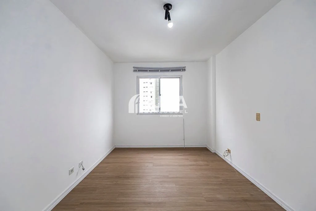 2-bedroom apartment with wood or laminate floors in Curitiba — photo 14