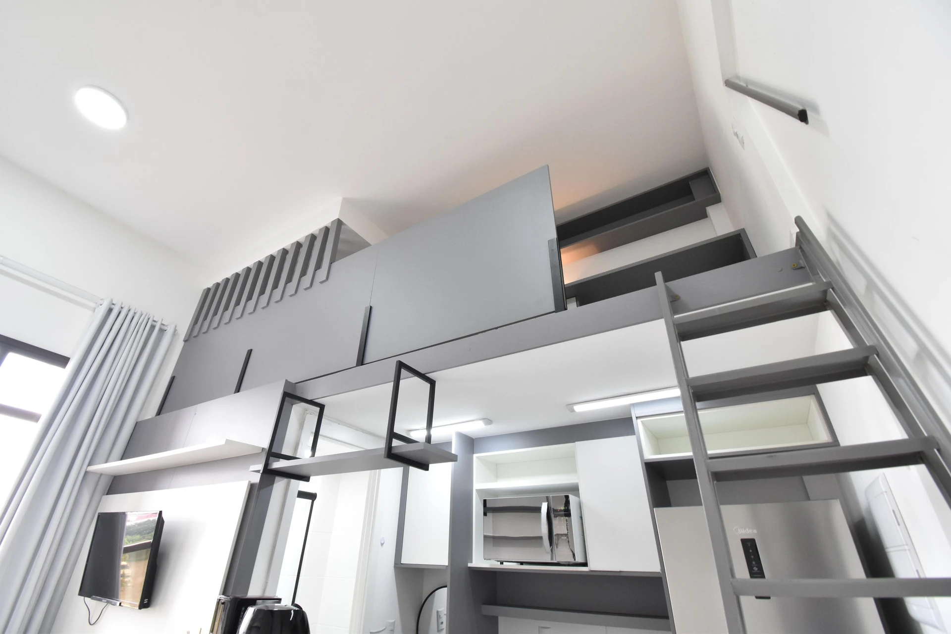 One-bedroom apartment in a building with a gym — photo 6