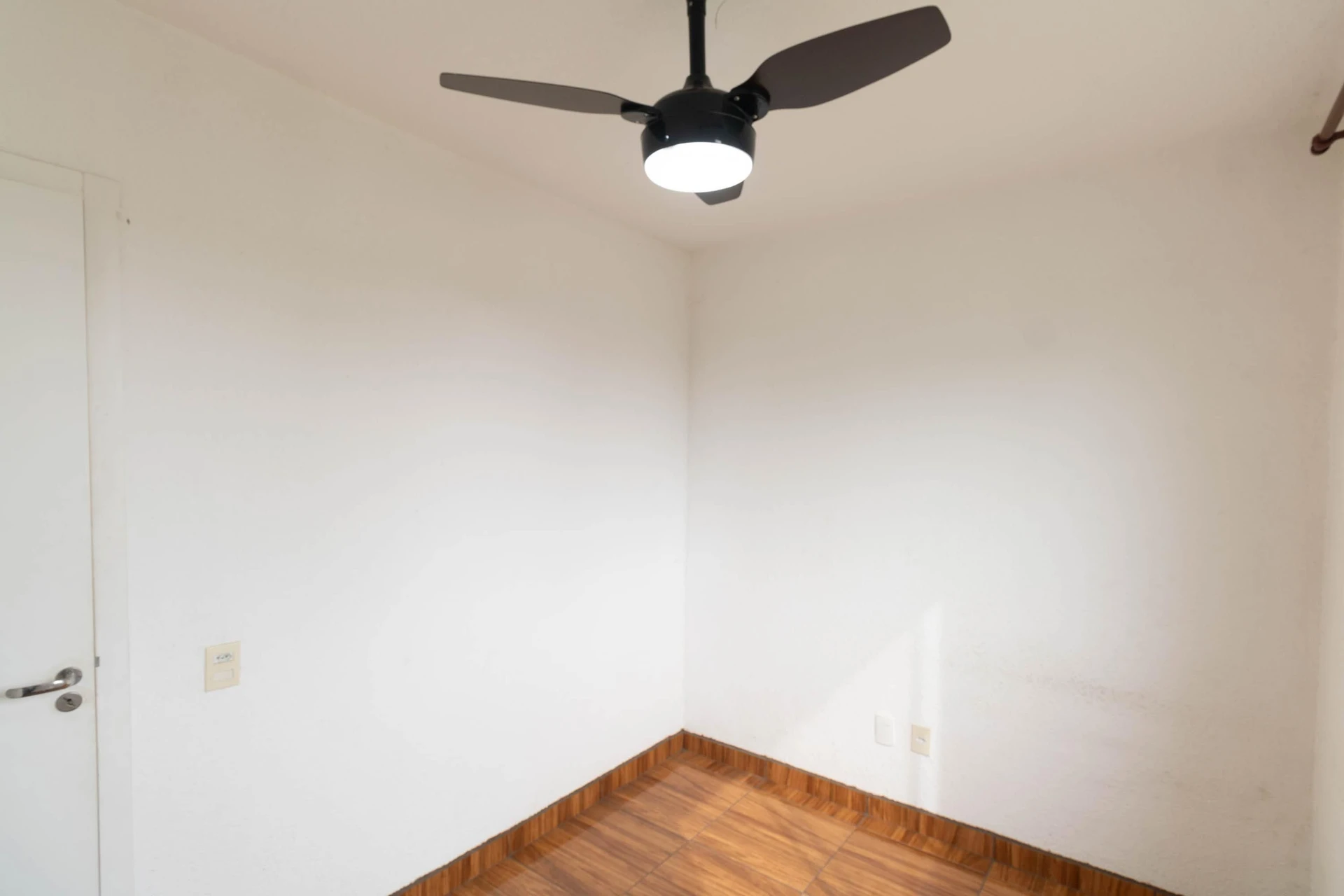 2-bedroom apartment with a glass-enclosed shower — photo 25