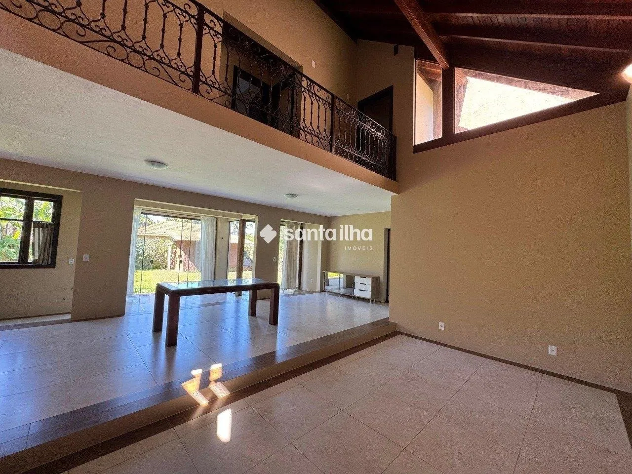 Furnished house, 220 m², with a glass-enclosed balcony — photo 12