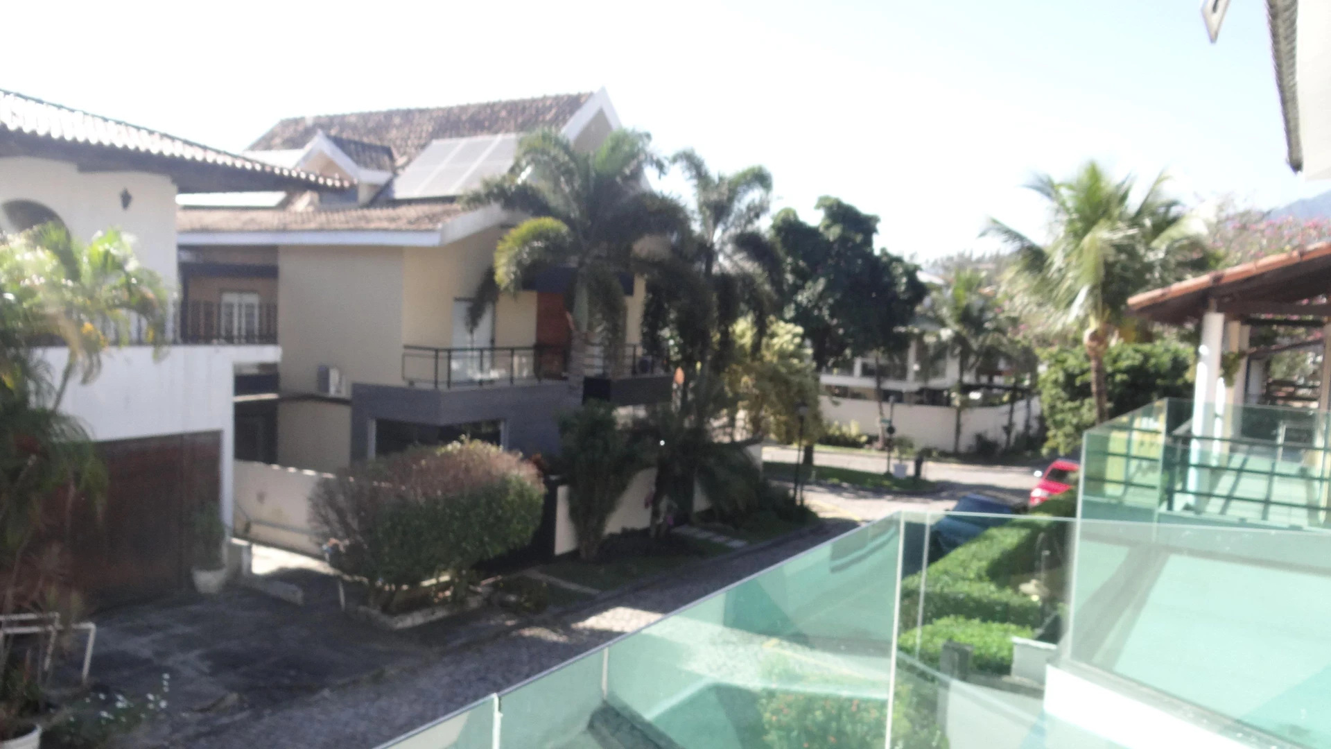 Casa de 384 m² com janelas do piso ao teto e varanda gourmet — photo 121
