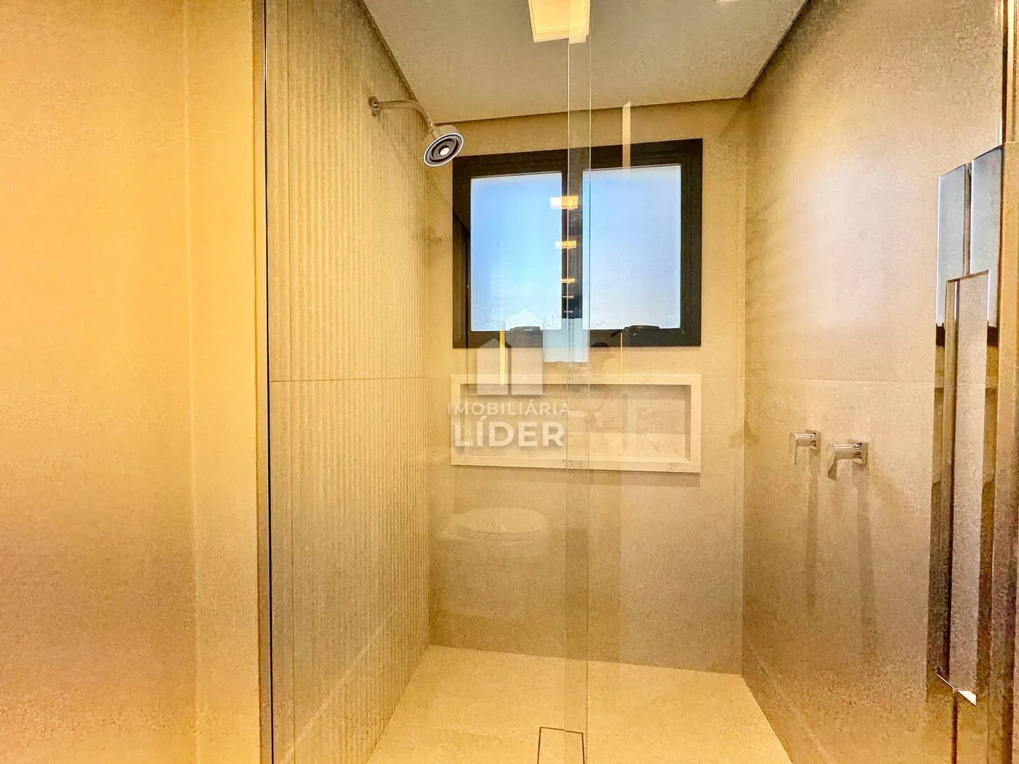 Apartment with 4 bedrooms and 3 parking spots, balcony — photo 33