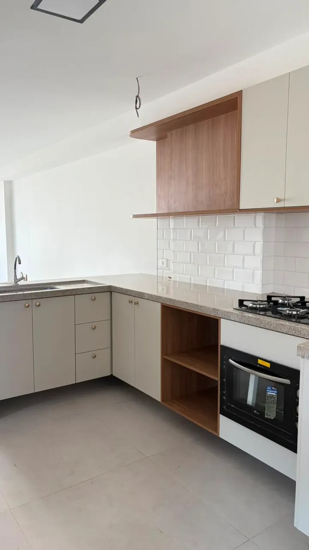 Apartamento de 2 quartos com fogão a gás e 61 m²