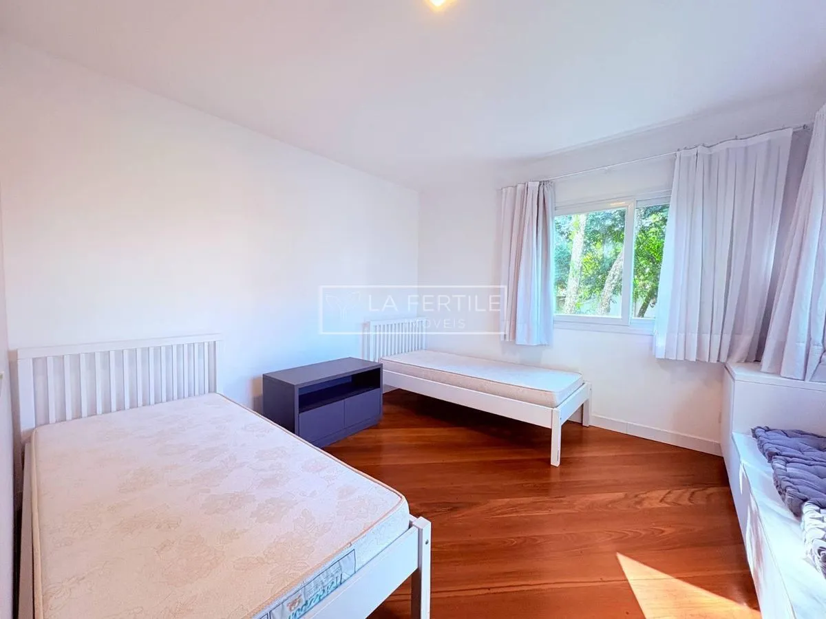 Будинок на 5 спалень із 2 ванними при кімнаті, 400 м² — photo 26