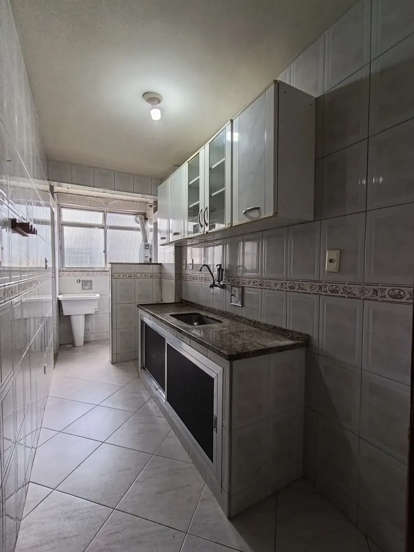2-bedroom apartment in a building with a gym — photo 5