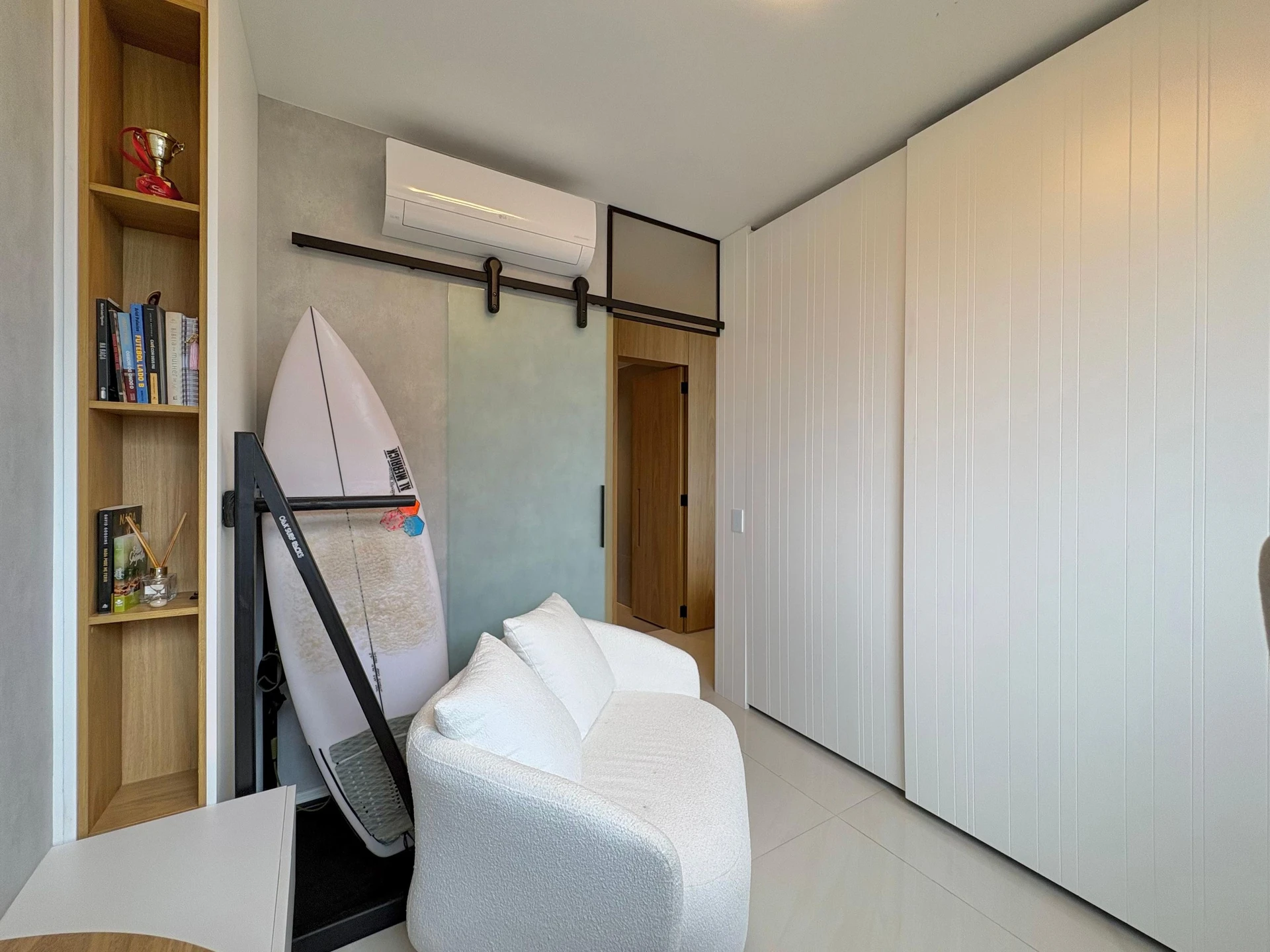 Furnished apartment, 75 m², with floor-to-ceiling windows — photo 5