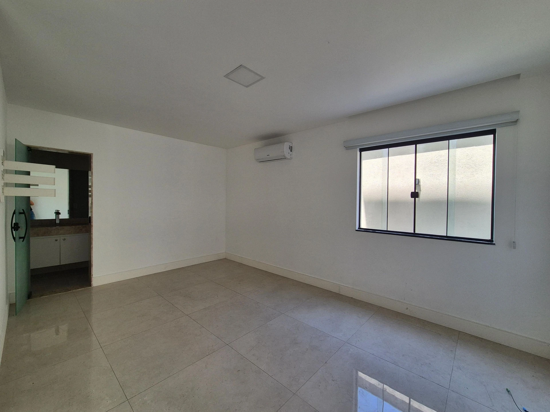 4-bedroom house with a glass-enclosed balcony — photo 6