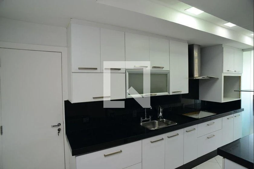3-bedroom apartment with a walk-in closet — photo 35