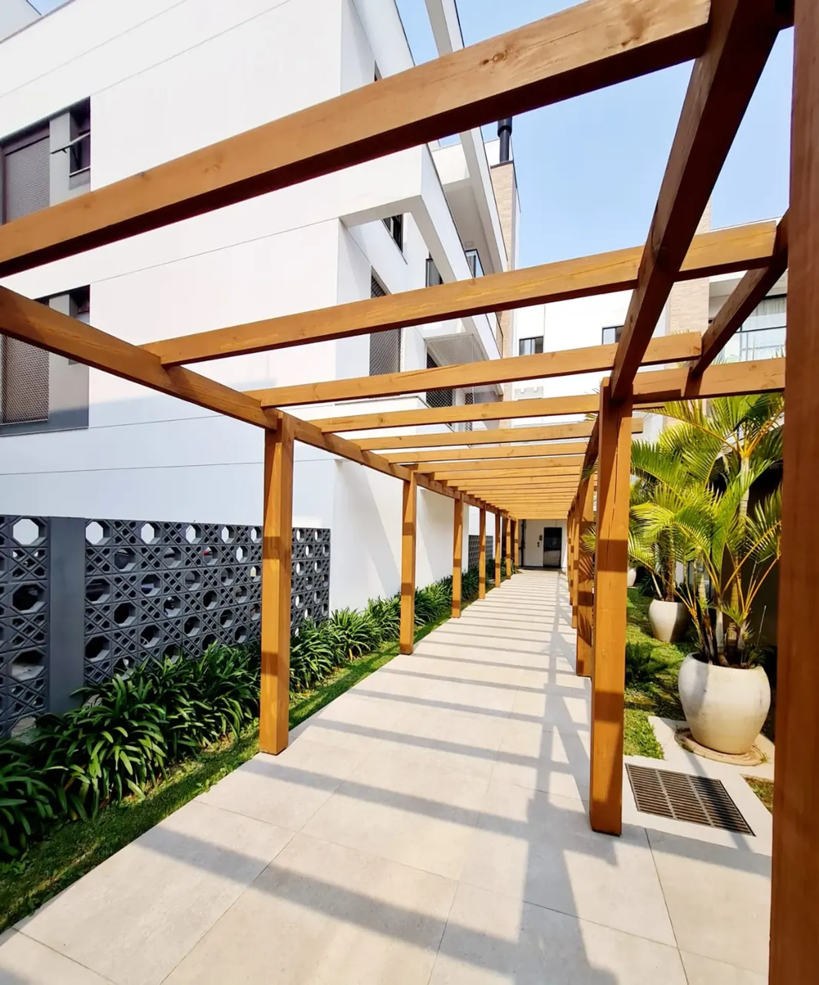 Studio with balcony grill and included parking spot — photo 35