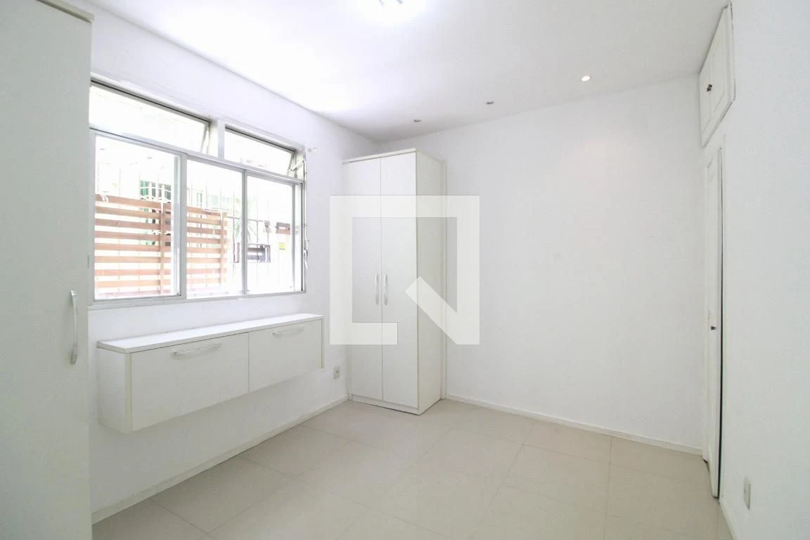 One-bedroom apartment with a washing machine — photo 9