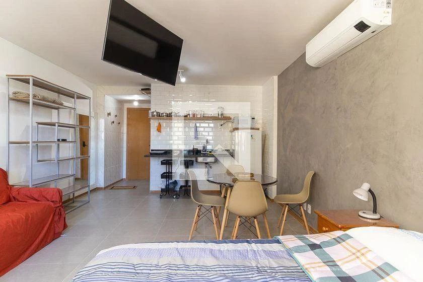 Balcony with a grill in a one-bedroom apartment, 32 m² — photo 6