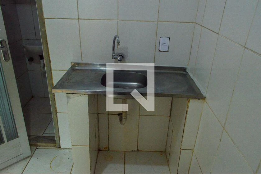 1-bedroom apartment with washing machine and utility sink — photo 8