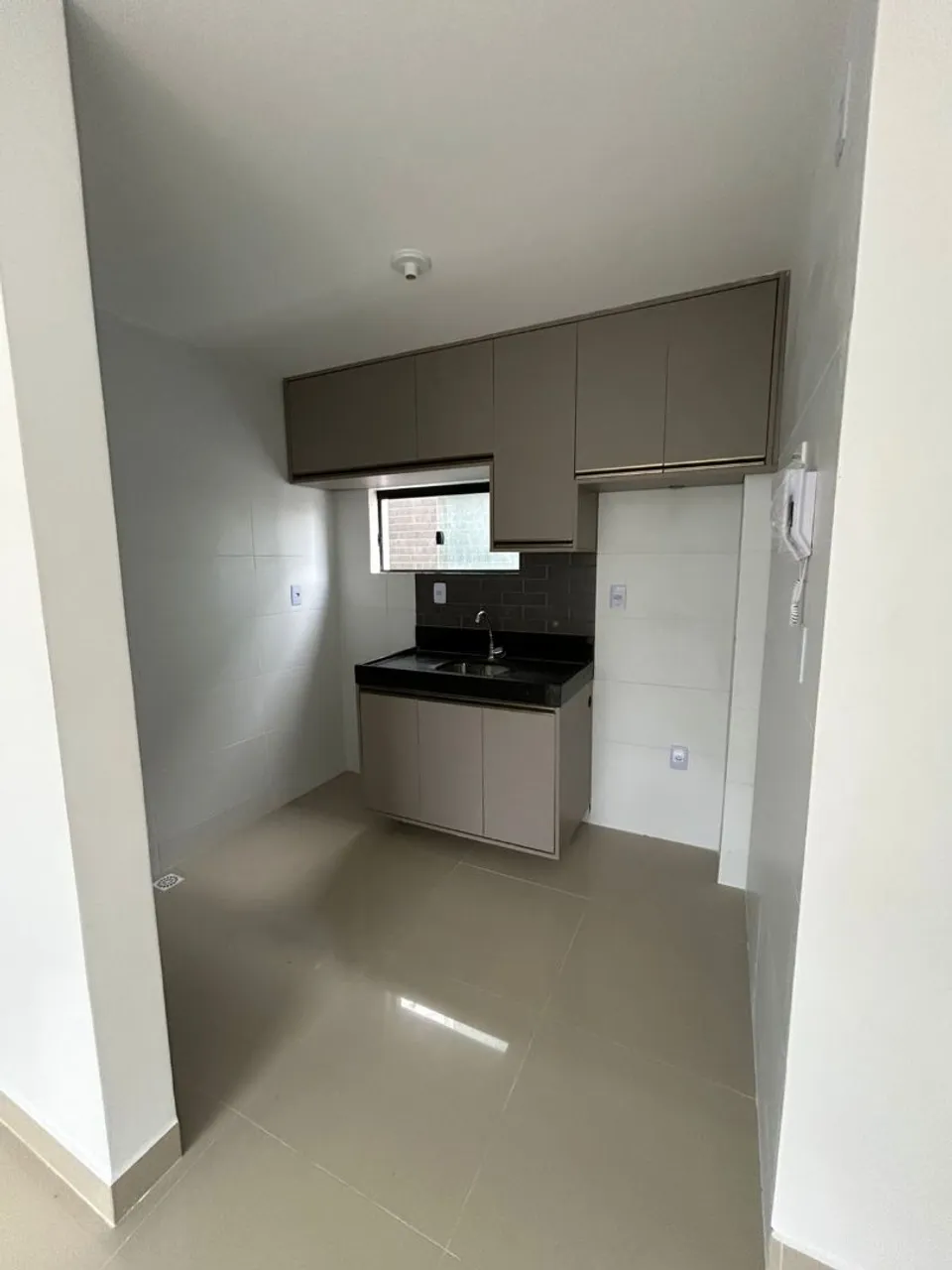 Apartamento com 2 quartos e cozinha fechada