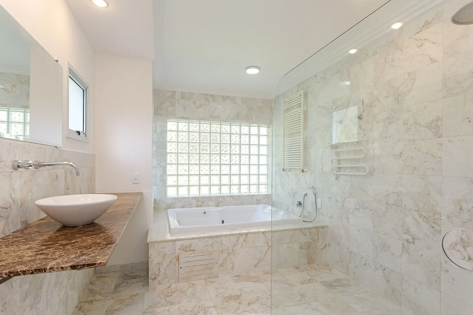 Casa com 4 dormitórios e churrasqueira privativa — photo 25