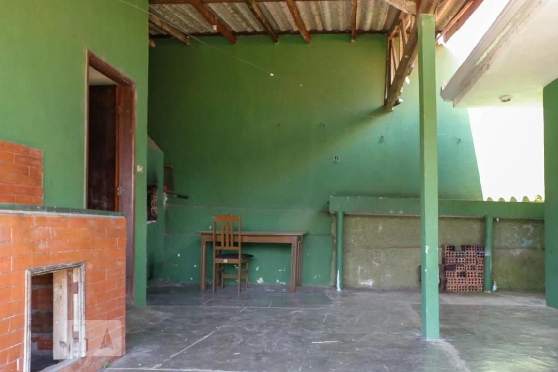Unfurnished house with 3 bedrooms and a private yard