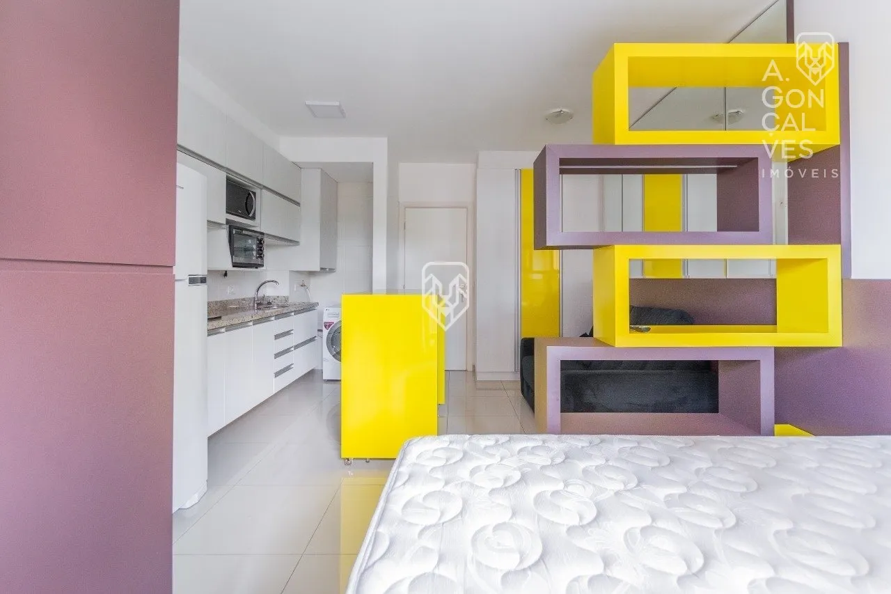 Apartamento mobiliado, 33 m², com varanda envidraçada